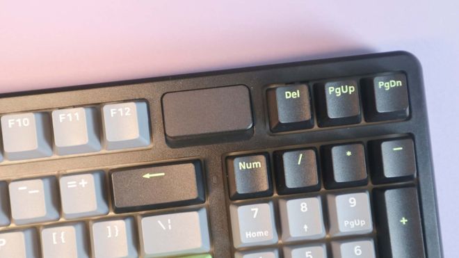机械键盘测评：客制化与性价比的完美平衡开元棋牌雷柏V700DIY-98黑灰绿(图2)